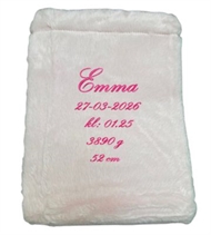 Rosa Babydecke mit besticktem Namen und Punkten auf der Rücksei